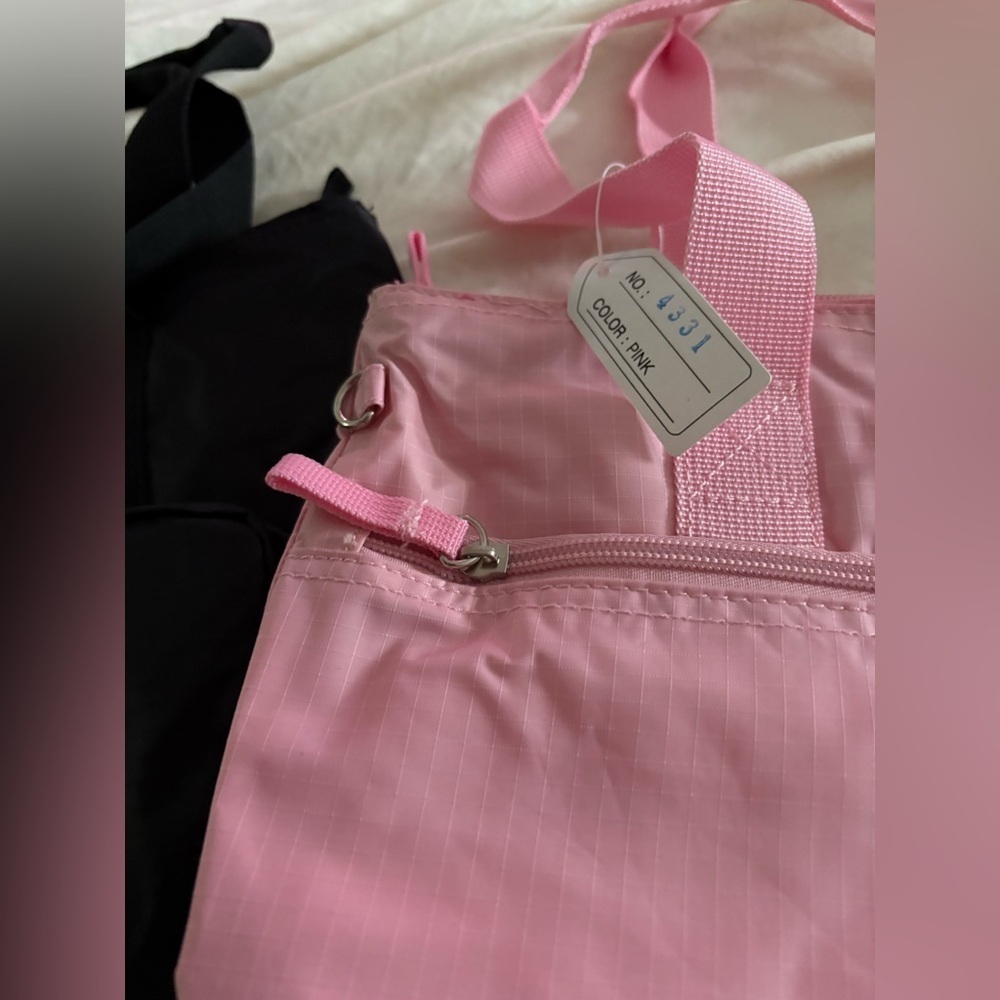 NWT- Set of 2
Pink & Black
Insulated Tote Bag
Perfect For traveling & Hiking - Picture 6 of 9